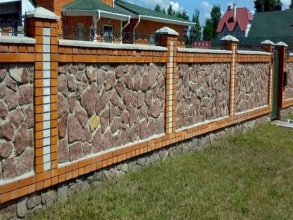 Кирпичный забор с камнем 12 метров фото в Ильинском