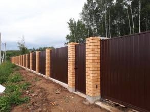 Кирпичный забор на ленточном фундаменте 12 метров фото в Ильинском