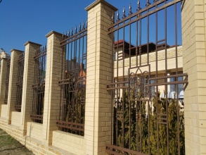 Кирпичный забор с ковкой  10 метров фото в Ильинском